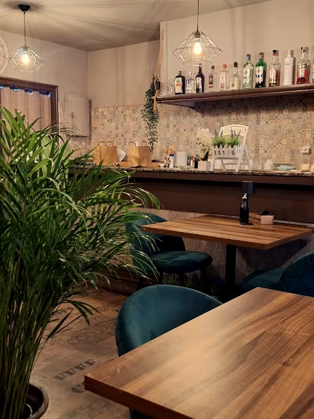 Comedor de Niki Casual Food con mesas y plantas