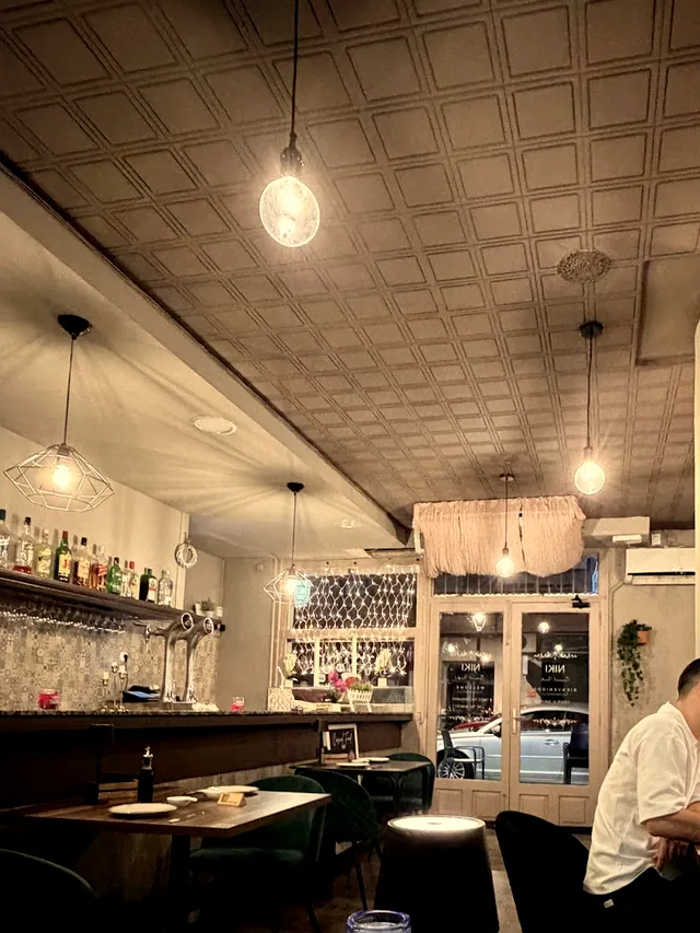 Barra y sala de Niki Casual Food, sushi en Valencia